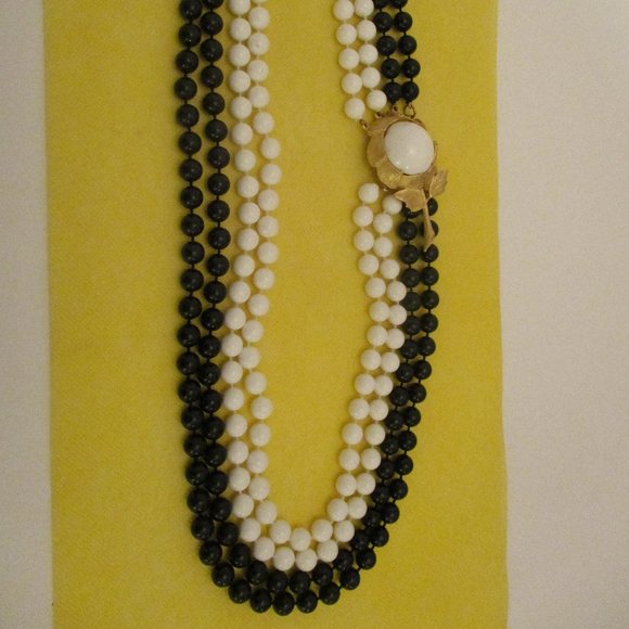 HUGE FLOWER CLASP Four Knotted Strand Lucite Black And White Beaded Necklace - Picture 10 of 12